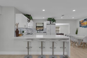 Kylskåp, mikrovågsugn, ugn och spishäll