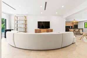 House - Casa Siesta Modern by Design District Hot Tub (Miami)