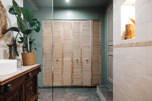 Shower, hair dryer, towels, soap - La Motte Féodale - Luxury Medieval MANOR rated 5 stars in Normandy (Le Mesnil-Jourdain)