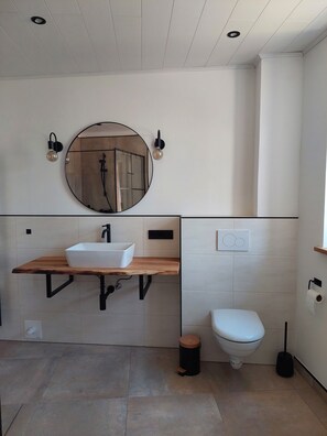 Suihku, pyyhkeet, saippua, vessapaperi