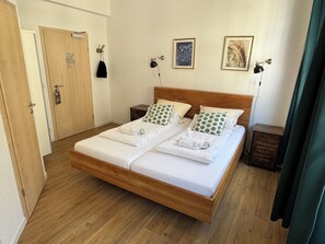 Een bureau, een laptopwerkplek, een strijkplank/strijkijzer, gratis wifi