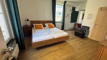 Una scrivania, postazione laptop, ferro/asse da stiro, Wi-Fi gratuito