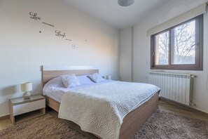 2 bedrooms, iron/ironing board, free WiFi, bed sheets