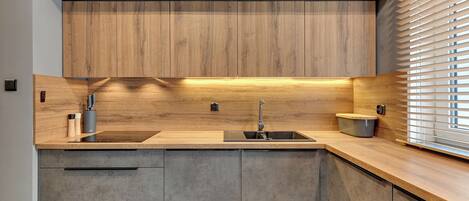 Classic Apartment, Garden View | Private kitchen