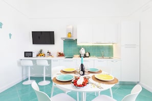 Departamento, vista al mar | Área de sala de estar | Televisión de pantalla plana de 32 pulgadas con canales digitales 