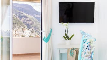 Appartement, uitzicht op zee | 1 slaapkamer, een kluis op de kamer, een strijkplank/strijkijzer