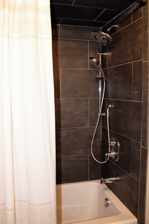 Haartrockner, Handtücher, Seife, Toilettenpapier