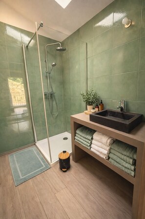 Haartrockner, Handtücher, Toilettenpapier