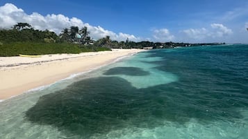 Chaises longues, serviettes de plage