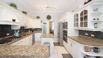 Chaise haute, batterie de cuisine, vaisselle et ustensiles, épices