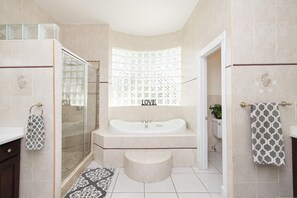 Bañera de hidromasaje, secador de pelo, toallas y jabón