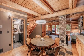 เคบิน, 2 ห้องนอน, ระเบียง, วิวภูเขา | ห้องรับประทานอาหาร