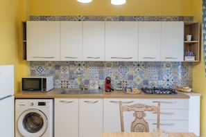 Deluxe Apartment, Balcony | Private kitchen | Full-size fridge, microwave, oven, stovetop - AeP House (Pompei)