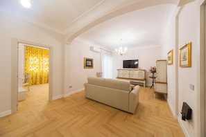 Deluxe appartement, balkon | Woonruimte | Een 40-inch smart-tv met kabelzenders