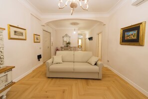 Lägenhet Deluxe - balkong | Vardagsrum | 40-tums smart-tv med kabelkanaler