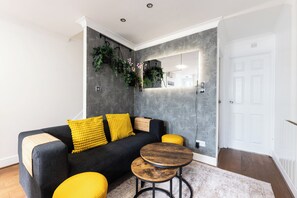 Living area - Cute & Stylish 2 Bed House 10 Mins to Woolwich DLR (London)