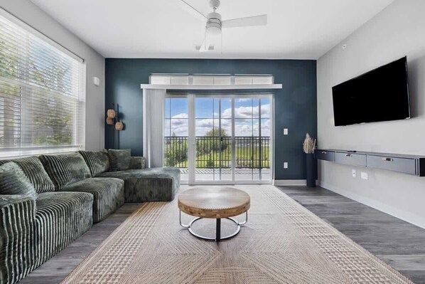 Televisión y oficina 