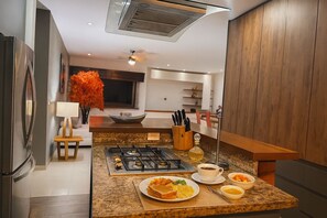 Private kitchen - Radiant apartment centrally located 8 min from beaches (Cancun)