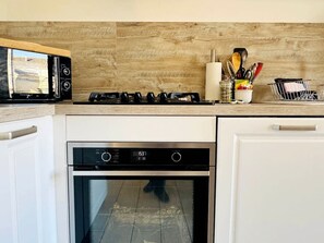 冰箱、微波炉、烤箱、炉灶