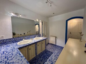 Douche, serviettes fournies