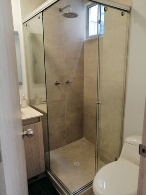 毛巾、肥皂、洗发水、卫生纸