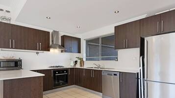 Apartment, 2 Bedrooms (NAL015) | Private kitchen | Fridge, microwave, oven, stovetop