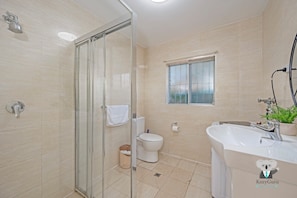 House, 4 Bedrooms (NAS030) | Bathroom | Shower
