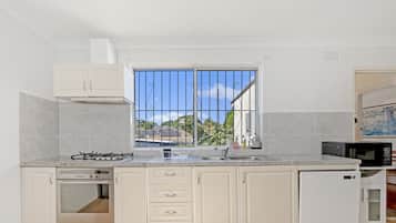 House, 4 Bedrooms (NAS030) | Private kitchen | Fridge, microwave, oven, stovetop