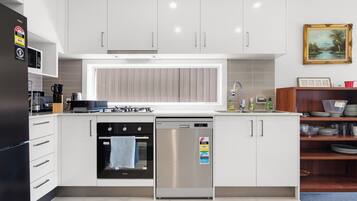 House, 4 Bedrooms (NAU003) | Private kitchen | Fridge, microwave, oven, stovetop