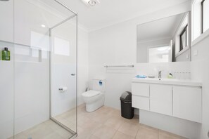 House, 4 Bedrooms (NAU003) | Bathroom | Shower