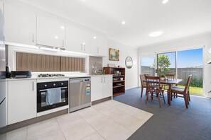 House, 4 Bedrooms (NAU003) | Private kitchen - Kozyguru | Austral | Convenient 4 X Ensuite House (Austral)