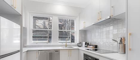 Studio (NBD242) | Bếp riêng | Tủ lạnh, bếp nấu, ấm điện, dụng cụ nấu nướng/bát dĩa/dao nĩa