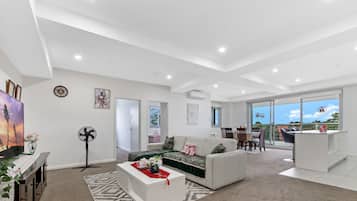 Apartment, 3 Bedrooms (NBL005) | Living area
