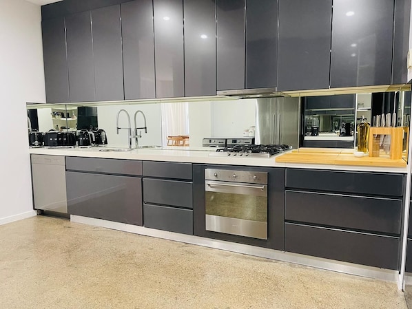 Apartamento, 3 quartos (NBO003) | Cozinha privada | Geladeira, micro-ondas, fogão, cooktop