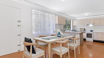 House, 3 Bedrooms (NCA009) | In-room dining