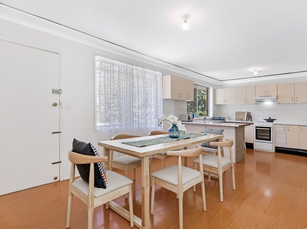 In-room dining - Kozyguru | Carlingford | 3 Beds + Free Parking (Carlingford)