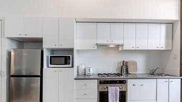 Apartment, 1 Bedroom (NCH084) | Private kitchen | Fridge, microwave, stovetop, cookware/dishes/utensils