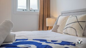 A hotel room with a bed, a window, curtains, and a lamp. - Kozyguru | Chippendale | Kozy Clean 1Bed Apt (Chippendale)