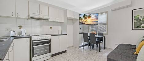 House, 1 Bedroom (NFA011B) | Private kitchen | Fridge, microwave, oven, stovetop