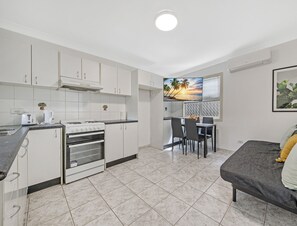 House, 1 Bedroom (NFA011B) | Private kitchen | Fridge, microwave, oven, stovetop - Kozyguru| Cozy Granny Flat In Fairfield (Fairfield)