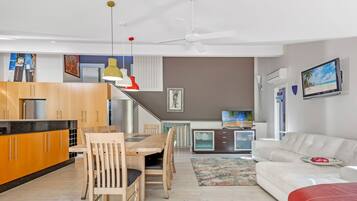 House, 2 Bedrooms (NGL058) | Living area