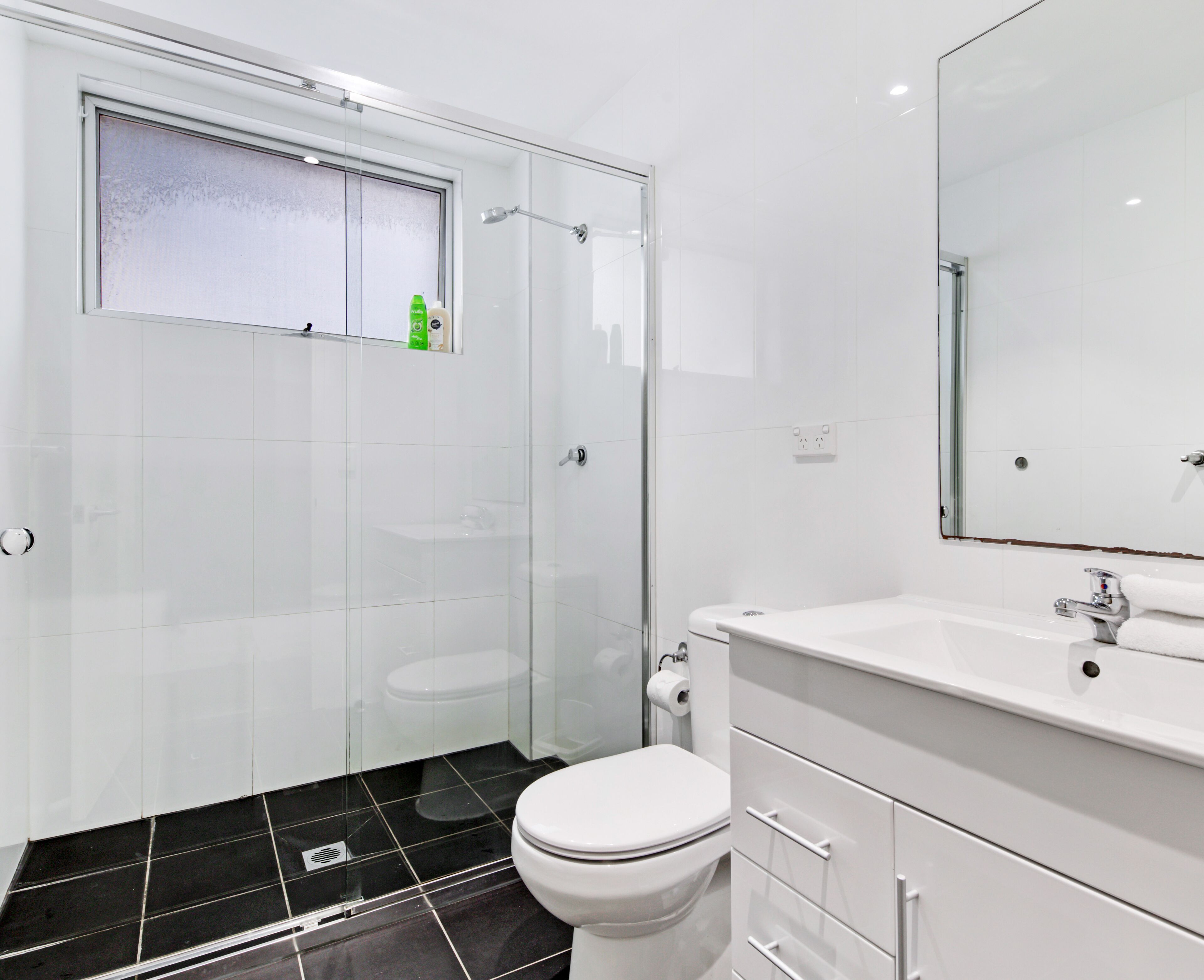 Basic Apartment, 1 Bedroom (NHP008) | Bathroom | Shower
