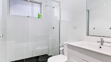 Basic Apartment, 1 Bedroom (NHP008) | Bathroom | Shower