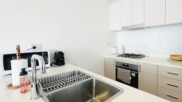 Departamento, 3 habitaciones (NHW081-214) | Cocina privada | Microondas, horno, parrilla de estufa y utensilios de cocina