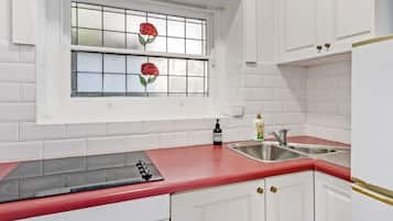 Comfort Apartment, 2 Bedrooms (NKI118-9) | Private kitchen | Microwave, oven, stovetop, cookware/dishes/utensils