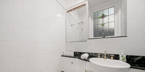 Comfort appartement, 2 slaapkamers (NKI118-9) | Badkamer | Een douche