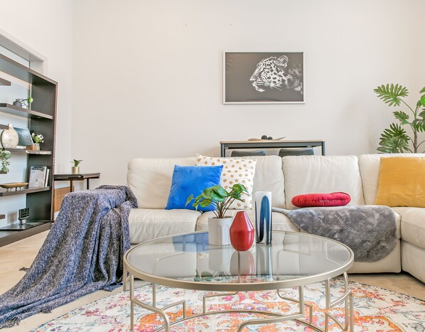 Classic Apartment, 2 Bedrooms (NLE367) | Living area