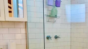 Comfort Studio (NMA006) | Bilik Mandi | Pancuran mandi