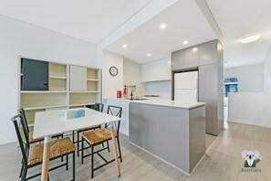 Microwave, oven, stovetop, electric kettle - Kozyguru | Mascot | 2Bed 2Bath-Free Double-Parking (Mascot)