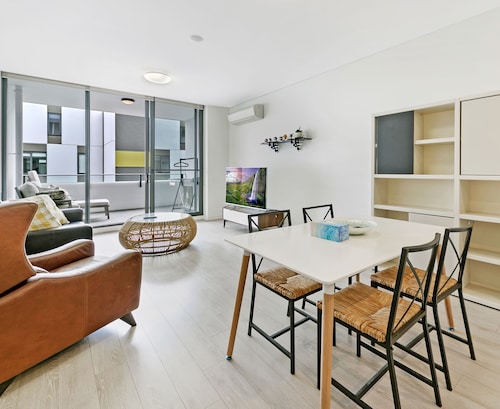Kozyguru | Mascot | 2Bed 2Bath-Free Double-Parking